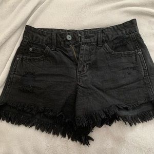 FRAYED JEAN SHORTS